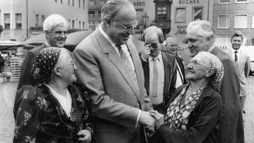 Helmut Kohl besucht Nürnberg 1983 als frisch gewählter Kanzler. Auf dem Hauptmarkt spricht er mit Marktfrauen. Der CDU-Politiker war immer wieder in Franken zu Gast.