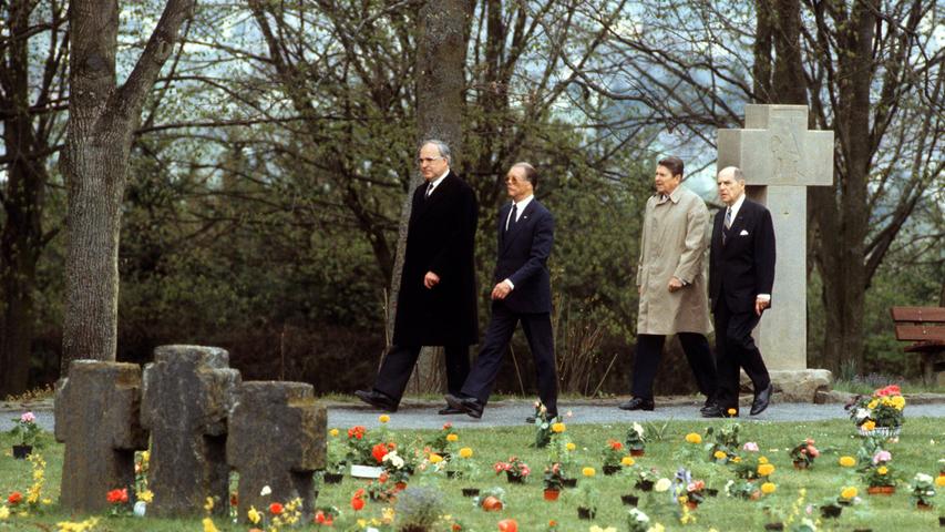 Der amerikanische Präsident Ronald Reagan besucht 1985 die Bundesrepublik. Auf dem Soldatenfriedhof in Bitburg gedenken die beiden Regierungsschefs den Toten der beiden Weltkriege. Doch die Wiederholung der Geste von Verdun wird hart kritisiert, da sich dort auch Gräber von SS-Angehörigen befinden.