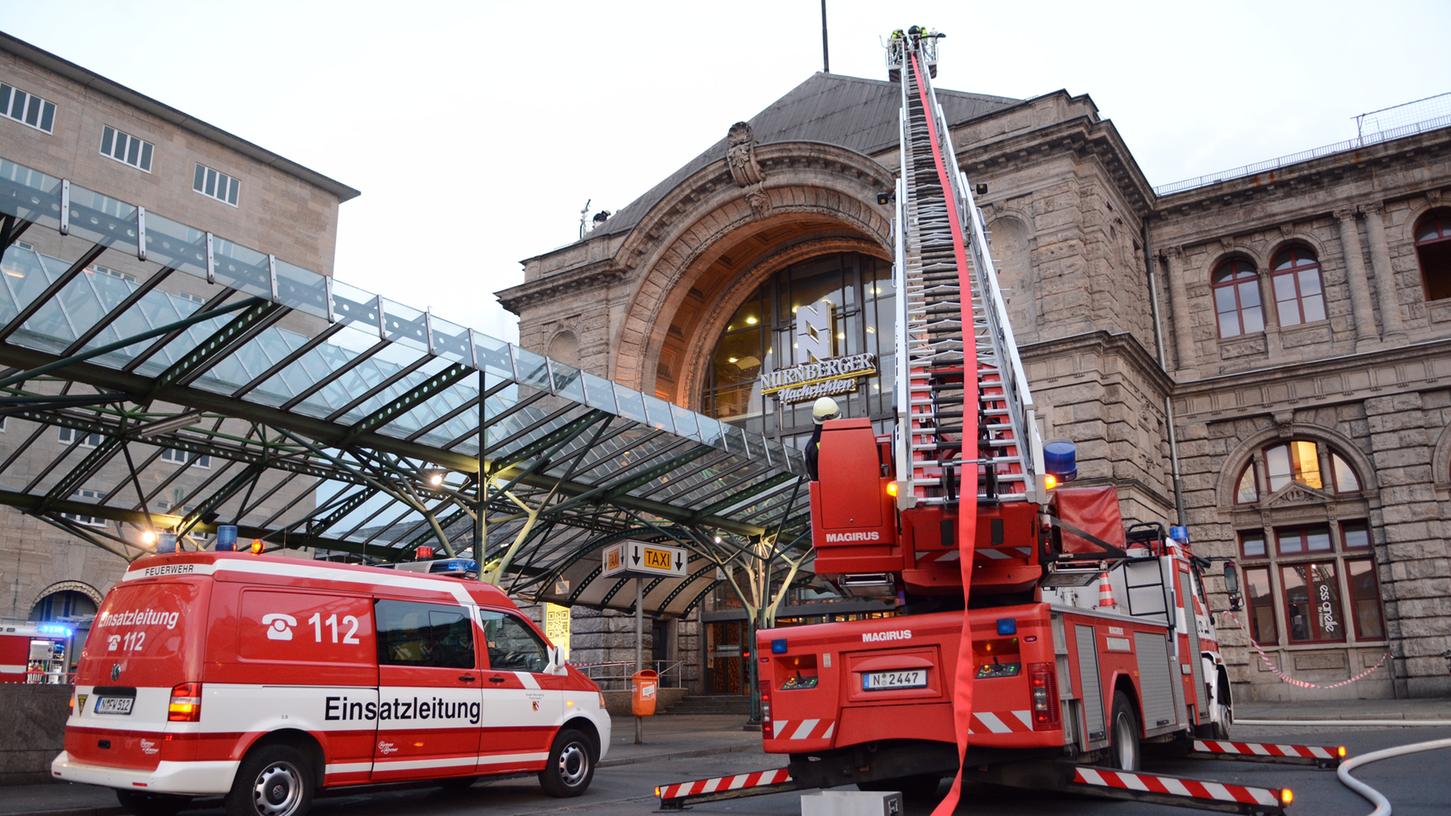 Mit einem Großaufgebot rückte die Feuerwehr am Freitagabend am Nürnberger Hauptbahnhof an.