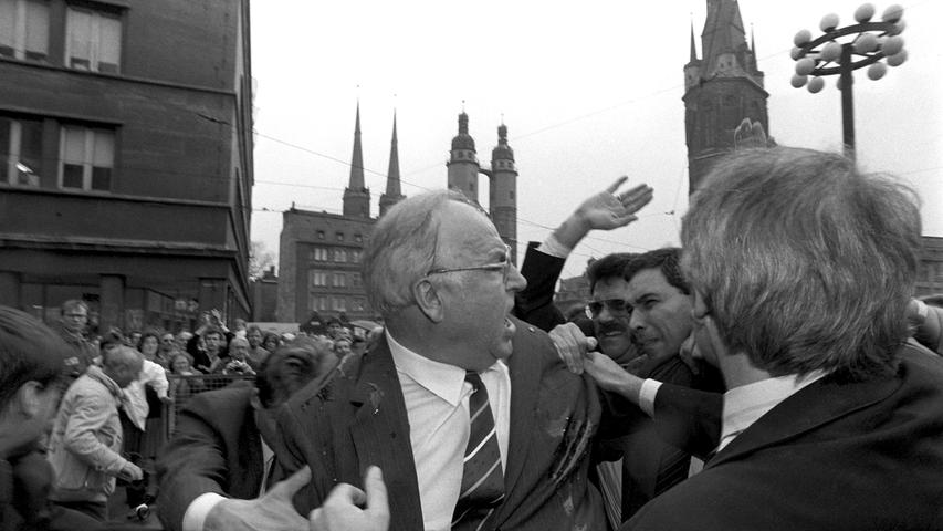 Im Mail 1991 besucht Helmut Kohl die Stadt Halle. Vor dem Rathaus fliegen dem Bundeskanzler Eier entgegen, geworfen von Matthias Schipke, dem Juso-Chef der Stadt. Nur mit Mühe konnten die Sicherheitsbeamten den empörten Kanzler damals zurückhalten, der auf Schipke los ging.  