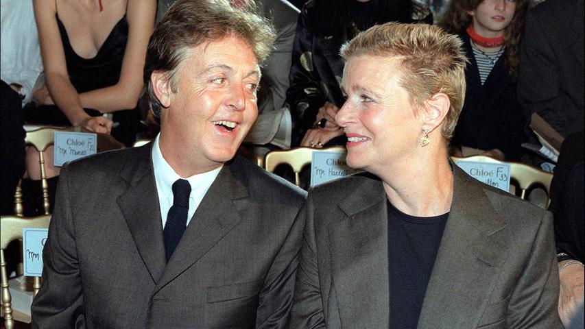 Nach dem Ende der Beatles im Jahr 1970 startete McCartney eine erfolgreiche Solokarriere und gründete mit seiner Ehefrau Linda die Band Wings. Mit der Fotografin führte er eine sehr glückliche Beziehung. Linda starb 1998 an Brustkrebs.