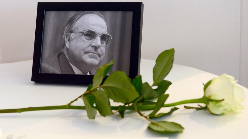 Ein Kondolenzbuch für den verstorbenen früheren Bundeskanzler Helmut Kohl liegt beim Landesparteitag der CDU Berlin aus.