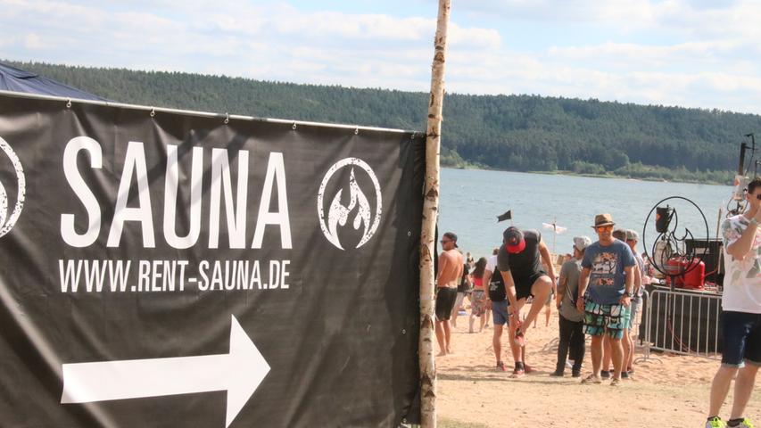 Wummernde Beats und Sauna-Spaß: Der Samstag bei Burning Beach