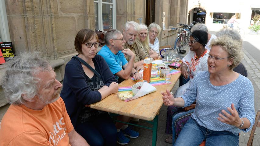 Tafeln für Demokratie: Erlangen und Möhrendorf lockte Interessierte