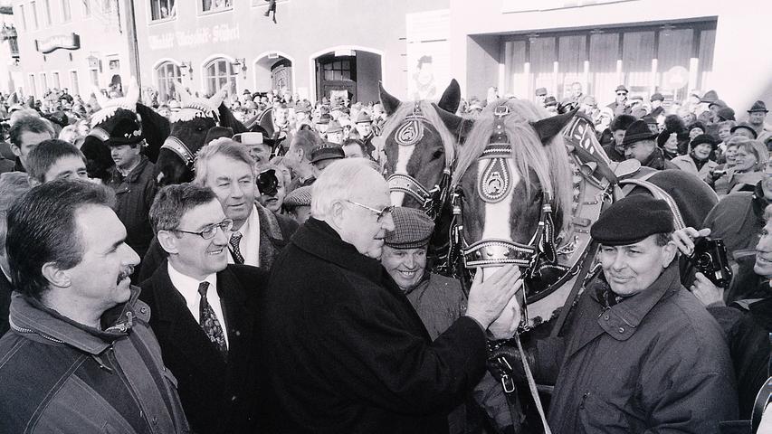 Helmut Kohl beim Rossmarkt in Berching 1998