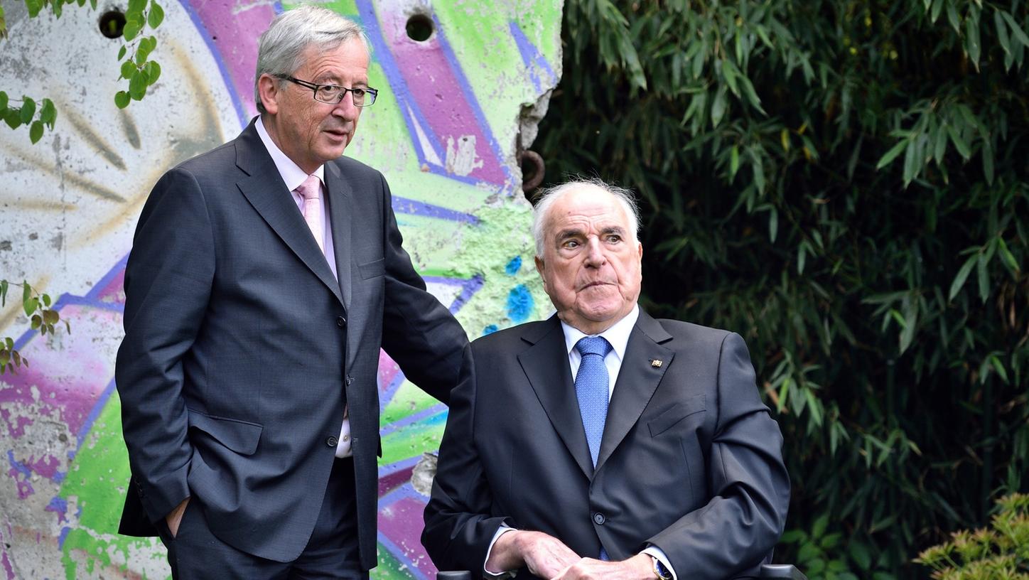 Jean-Claude Juncker (links) besuchte Helmut Kohl im Mai 2014 zu Hause in Ludwigshafen. Dieses Bild entstand im Garten von Kohls Wohnhaus.