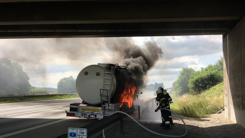 Aufregung auf der A9: Flammen schießen aus Tankwagen