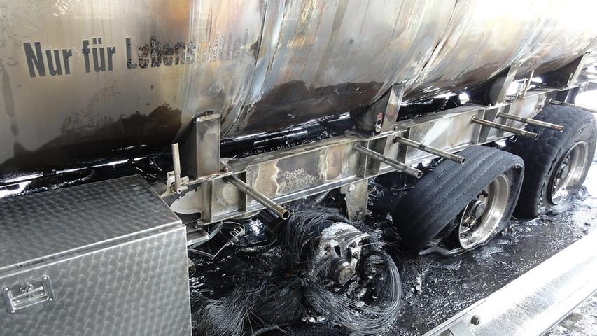 Aufregung auf der A9: Flammen schießen aus Tankwagen