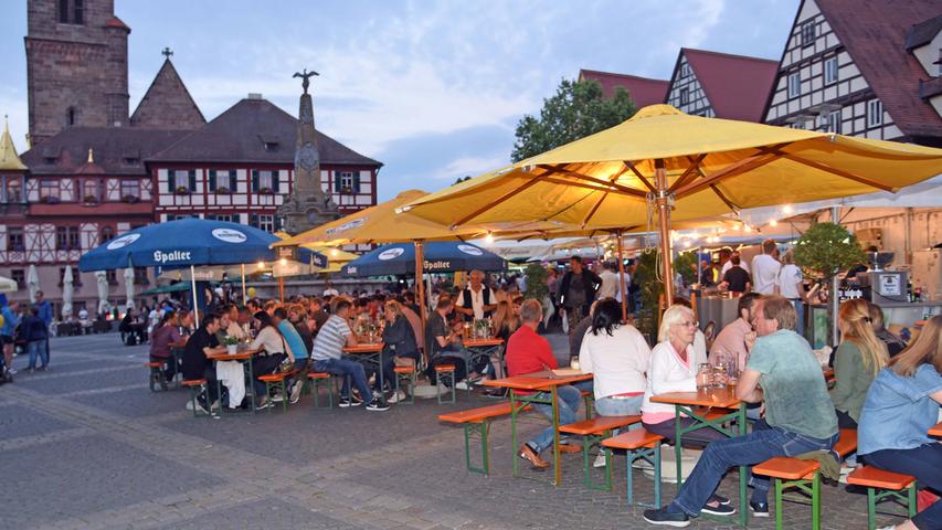 Köstlichkeiten unter freiem Himmel beim Schwabacher Wirtefest