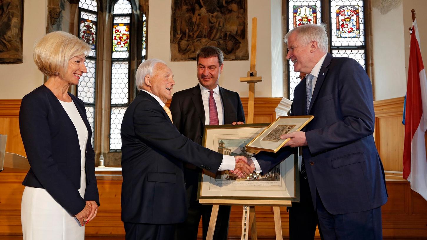 Ministerpräsident Horst Seehofer gratulierte Oscar Schneider zum 90. Geburtstag.