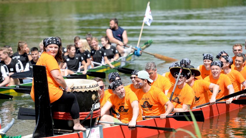 Drachenbootrennen in Erlangen: Paddeln für einen guten Zweck  