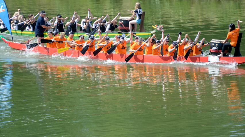 Drachenbootrennen in Erlangen: Paddeln für einen guten Zweck  