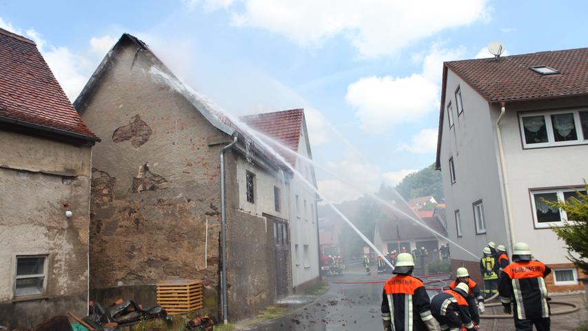 Scheunenbrand greift in Weihenzell auf Wohnhaus über