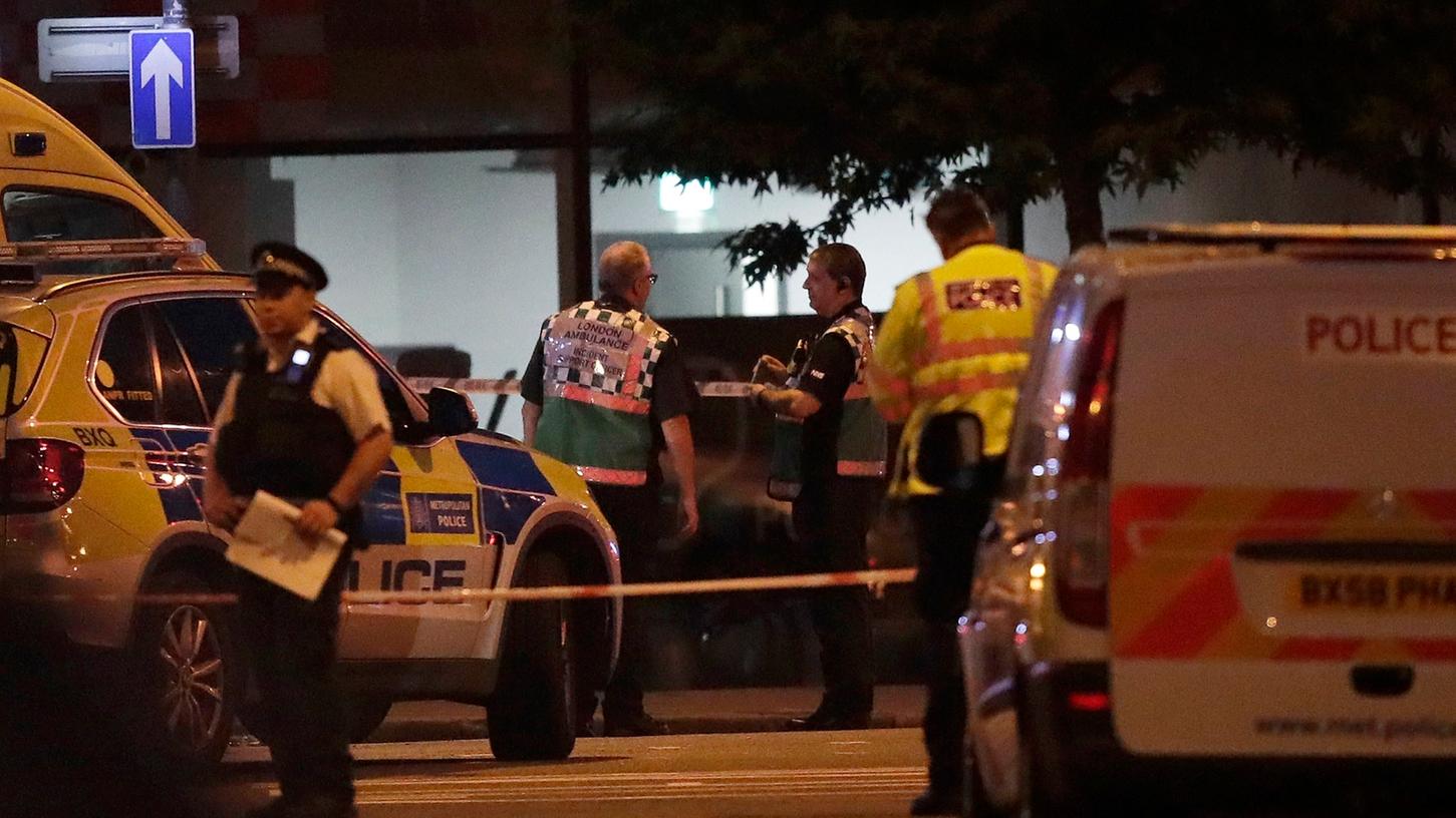Gut zwei Wochen nach dem Terroranschlag im Zentrum Londons ist die britische Hauptstadt erneut in heller Aufregung. Wieder soll ein Fahrzeug Fußgänger gerammt haben, diesmal vor einer Moschee.