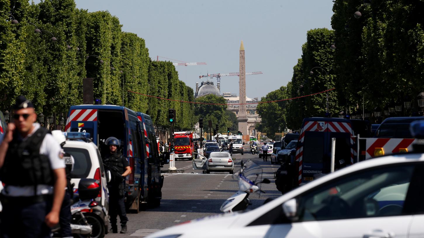 Auto rammt auf Champs-Elysées Polizeiwagen und explodiert