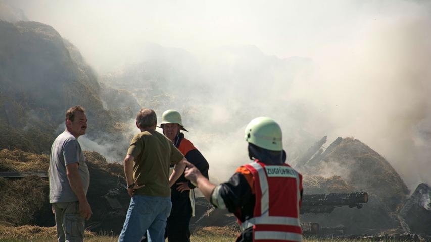 Rauchsäule über Hirschau: Flammen zerstören Scheune völlig 