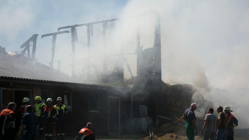 Rauchsäule über Hirschau: Flammen zerstören Scheune völlig 