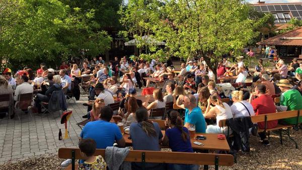 Das Baumhaus in Rennhofen ist ein seit 1997 rein familiär geführter Biergarten. Auf über 7500 Quadratmetern mit vielen individuellen Sitzplätzen gibt es dort für Groß und Klein allerhand zu entdecken und zu erleben. Es wurde 2017 auch zum schönsten Biergarten bei unserem Voting gewählt.