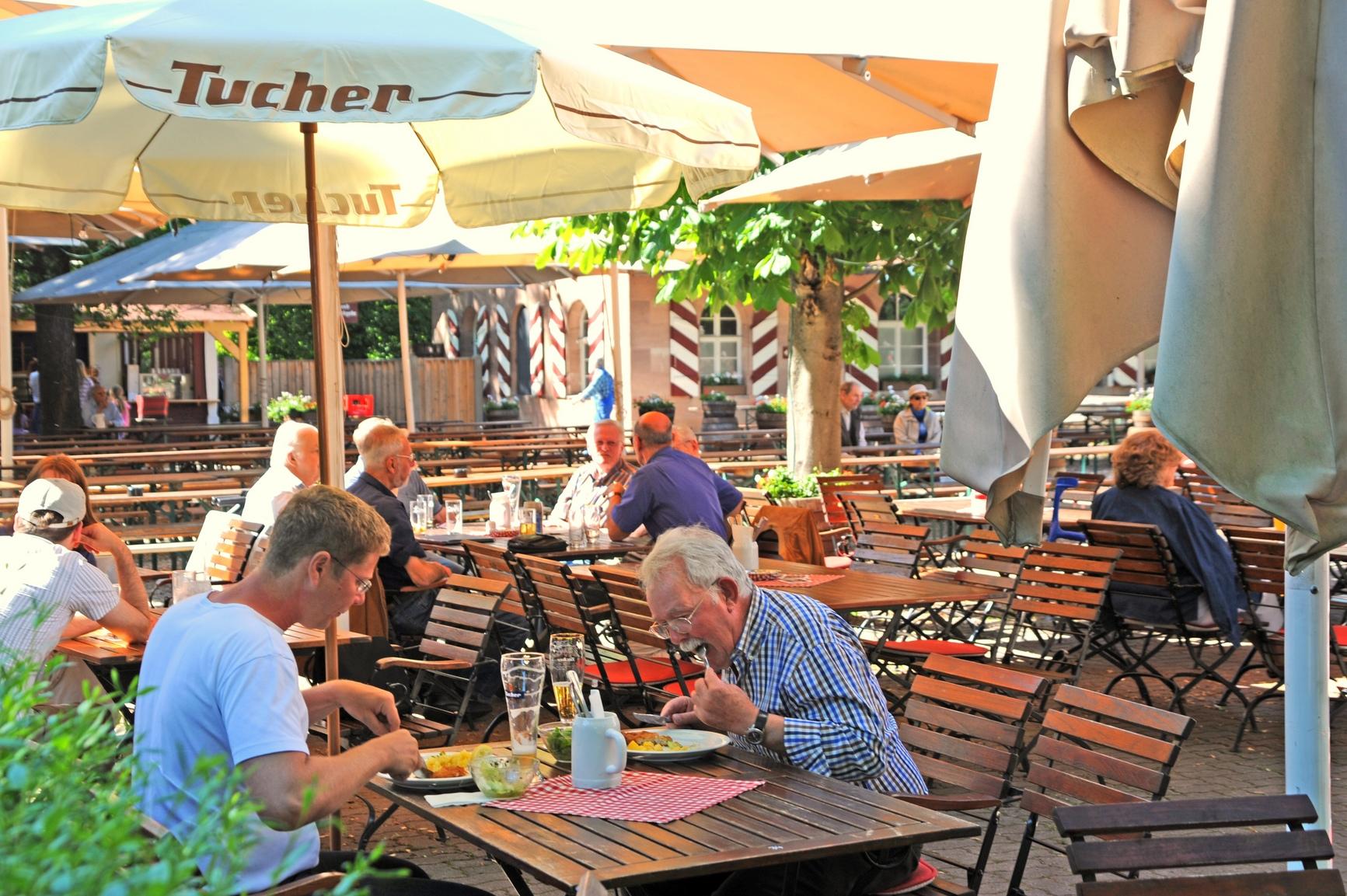 Beim Tucherhof lässt sich Tradition hautnah erleben. Sei es das urige Gasthaus oder der Biergarten, hier kann man entspannen und genießen. Mit ausreichend Parkplätzen ausgestattet, wird die Anfahrt so leicht wie möglich gemacht. Zudem gelangt man mit dem Bus bis zur Haltestelle "Tucherhof" und somit direkt zum Eingang.