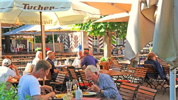 Beim Tucherhof lässt sich Tradition hautnah erleben. Sei es das urige Gasthaus oder der Biergarten, hier kann man entspannen und genießen. Mit ausreichend Parkplätzen ausgestattet, wird die Anfahrt so leicht wie möglich gemacht. Zudem gelangt man mit dem Bus bis zur Haltestelle "Tucherhof" und somit direkt zum Eingang.