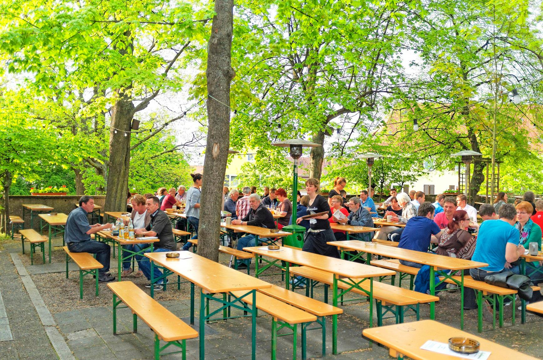 Typisch fränkische Gastronomie und exzellenten Landbierparadies-Service bietet das Gasthaus in der Leipziger Straße im Nordosten Nürnbergs (im Bild der Biergarten in der Sterzinger Straße). Es wurde erst im März 2016 eröffnet und ist damit das jüngste der Landbierparadies-Gasthäuser. Gut erreichbar nahe dem Nordostbahnhof, bietet das Gasthaus alle Voraussetzungen für ein genussvolles Beisammensein mit Speis und Trank. 40 Sitzplätze im Schankraum, 40 Plätze im Nebenzimmer und ein gemütlicher Biergarten, der in der Sommerzeit weiteren 300 Gästen Platz bietet, sorgen für eine gemütliche Atmosphäre beim Biergenuss.