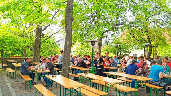 Typisch fränkische Gastronomie und exzellenten Landbierparadies-Service bietet das Gasthaus in der Leipziger Straße im Nordosten Nürnbergs (im Bild der Biergarten in der Sterzinger Straße). Es wurde erst im März 2016 eröffnet und ist damit das jüngste der Landbierparadies-Gasthäuser. Gut erreichbar nahe dem Nordostbahnhof, bietet das Gasthaus alle Voraussetzungen für ein genussvolles Beisammensein mit Speis und Trank. 40 Sitzplätze im Schankraum, 40 Plätze im Nebenzimmer und ein gemütlicher Biergarten, der in der Sommerzeit weiteren 300 Gästen Platz bietet, sorgen für eine gemütliche Atmosphäre beim Biergenuss.