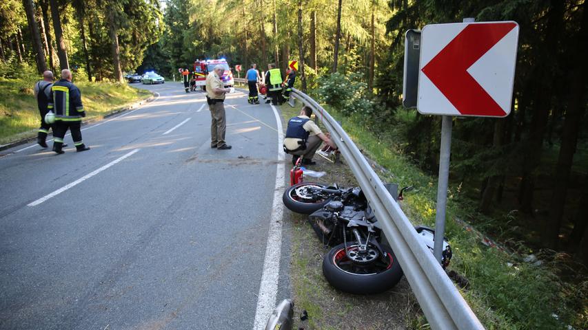 Schwer verletzt: Motorradfahrer fliegt Fünf-Meter-Böschung hinab 