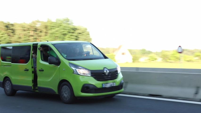 Hemmungslose Sensationsgier auf der A6: Bei diesem Kleintransporter hängen die Gaffer regelrecht aus der geöffneten Seitentür und nehmen Bilder mit ihrem Smartphone auf.