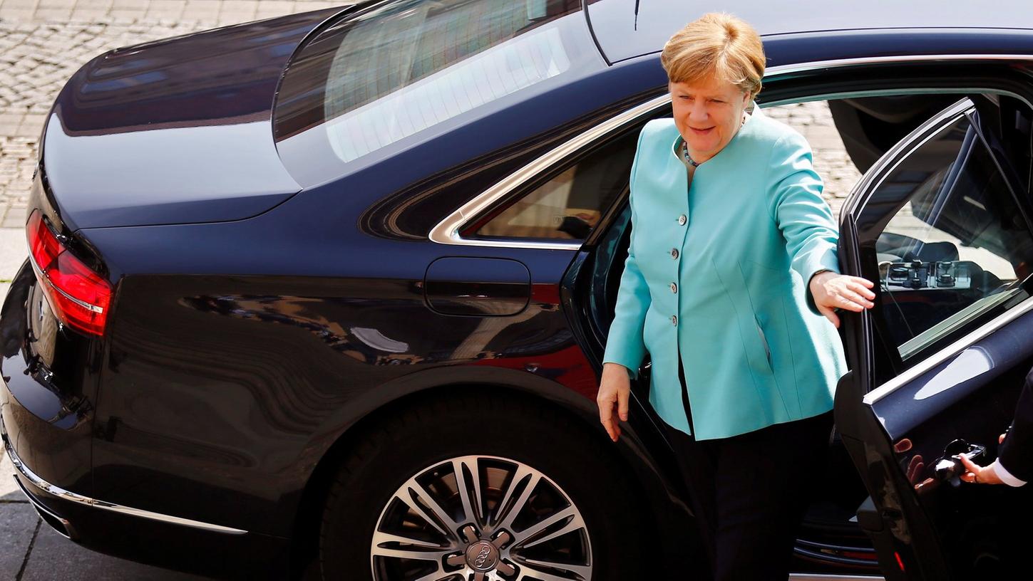 Bundeskanzlerin Angela Merkel steigt am Dienstag aus einer Limousine.