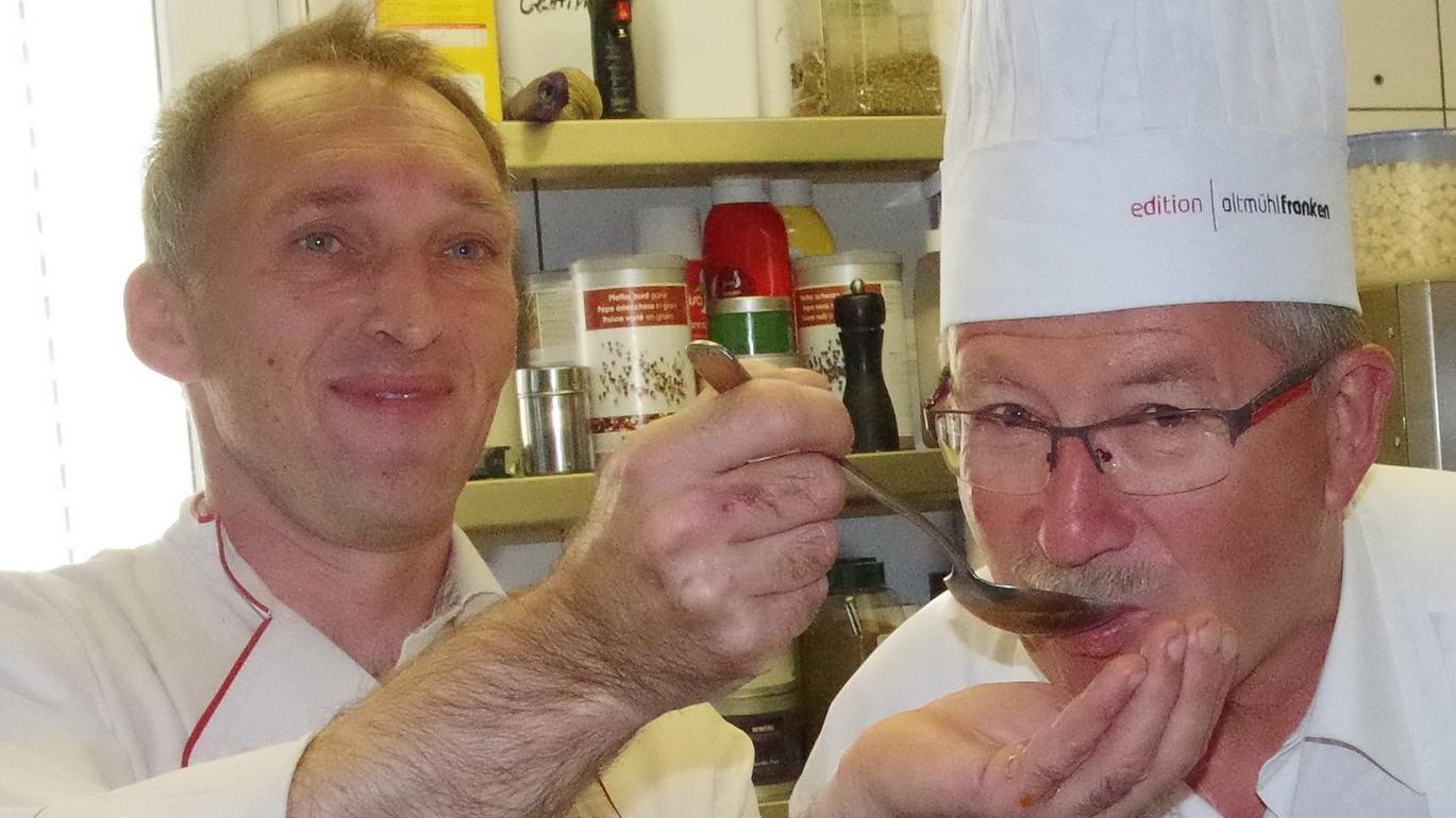 Er nimmt den Mund nicht zu voll: Landrat Wägemann testet auf Geheiß von Gastwirt Bernhard Heinz den irischen Lammtopf.