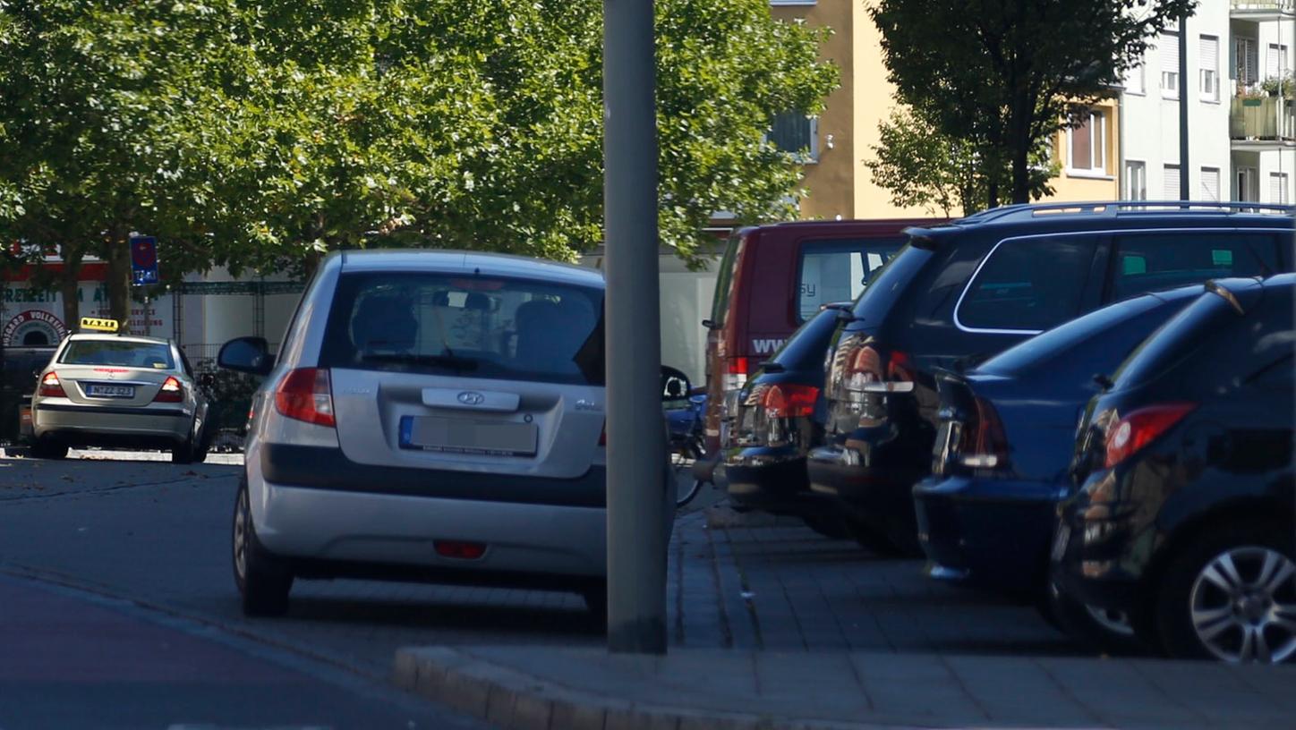 Zugestellte Gehwege, der Missbrauch von Radwegen als Kurzzeitparkplatz oder das Abstellen von Fahrzeugen in zweiter Reihe: Die Anwohner in Nürnberg sind genervt.