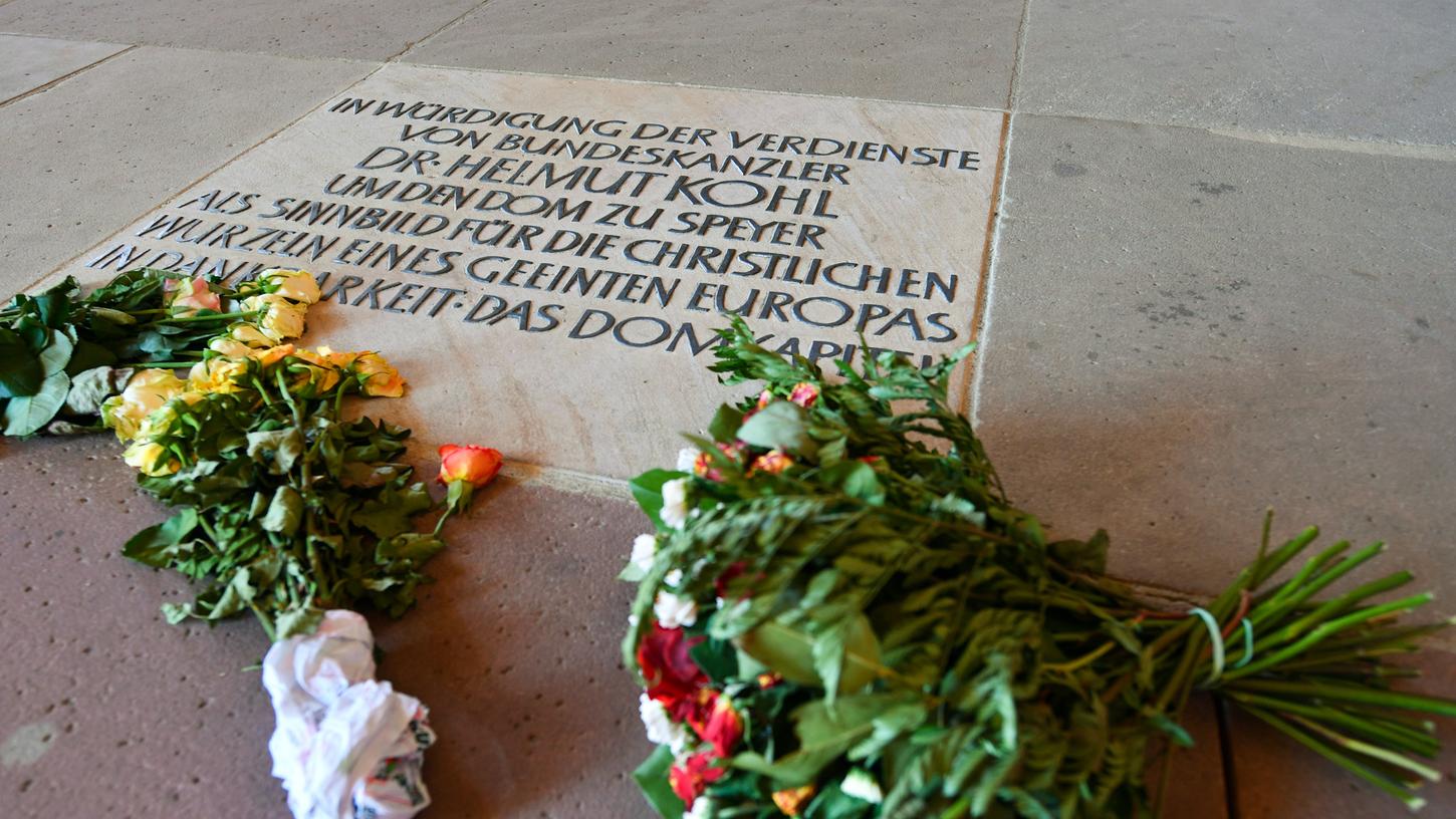 Neben einer Bodenplatte mit einer Danksagung an Helmut Kohl liegen in Speyer im Kaiserdom mehrere Blumensträuße. Der frühere Bundeskanzler wird seine letzte Ruhestätte auf dem örtlichen Friedhof finden.
