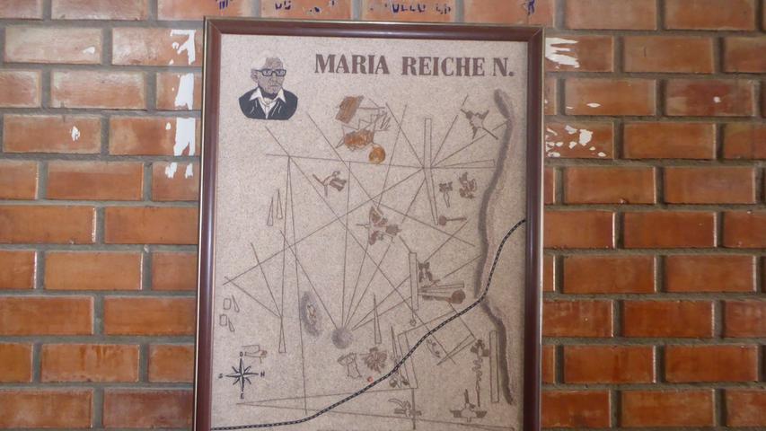 Dort hängt ein Bild der deutschen Forscherin Maria Reiche, die die Linien im Fels erforscht hat.