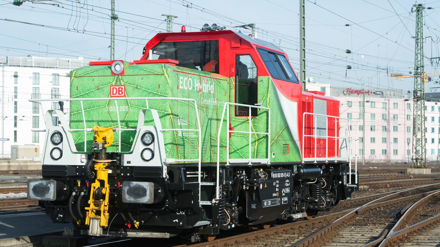 Rot-grüne Eco-Hybrid-Lokomotiven und ungeschmierte Schienen sorgen für lautstarke Proteste in Gostenhof.