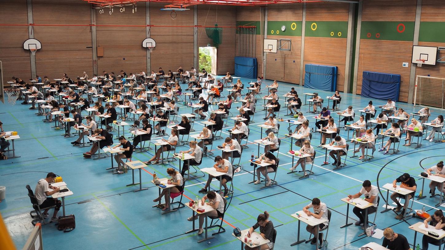 In der Turnhalle der Rother Realschule brüteten 174 Schüler am Mittwoch über ihren Abschlussprüfungen.