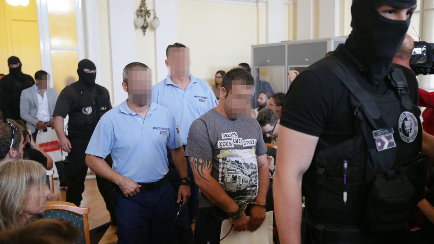 Vor dem Gericht in Kecskemet in Südungarn sind vier Männer - ein Afghane und drei Bulgaren - des Mordes angeklagt.