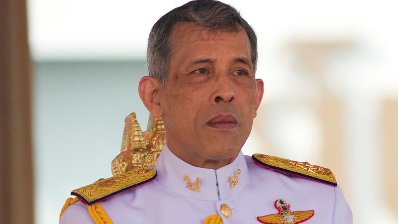 Mit Spielzeugpistole: Jungs schießen auf Thai-König