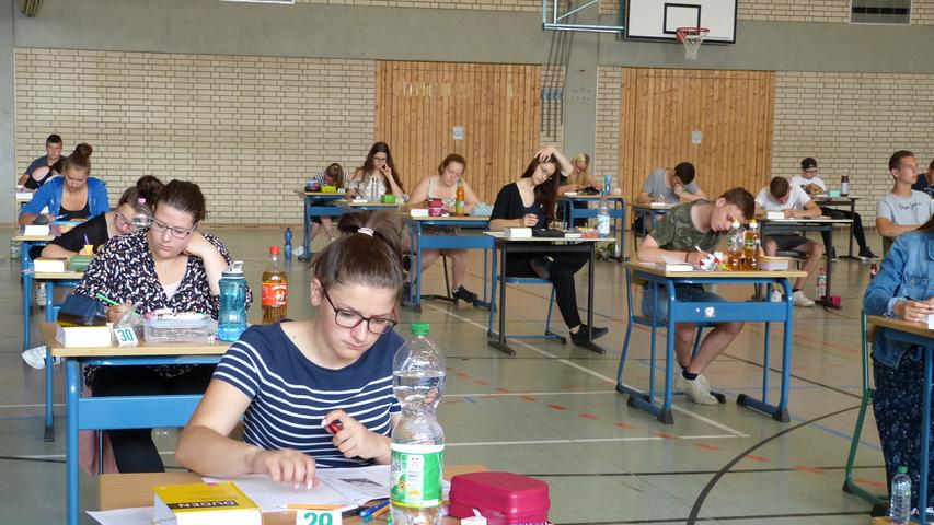 Und schließlich heißt es nach den Prüfungsqualen ab in die Freiheit. Hier auf dem Bild: Realschüler aus Gräfenberg, die sich mit Limo und Schokoriegeln bewaffnet ihren Prüfungsaufgaben widmen.