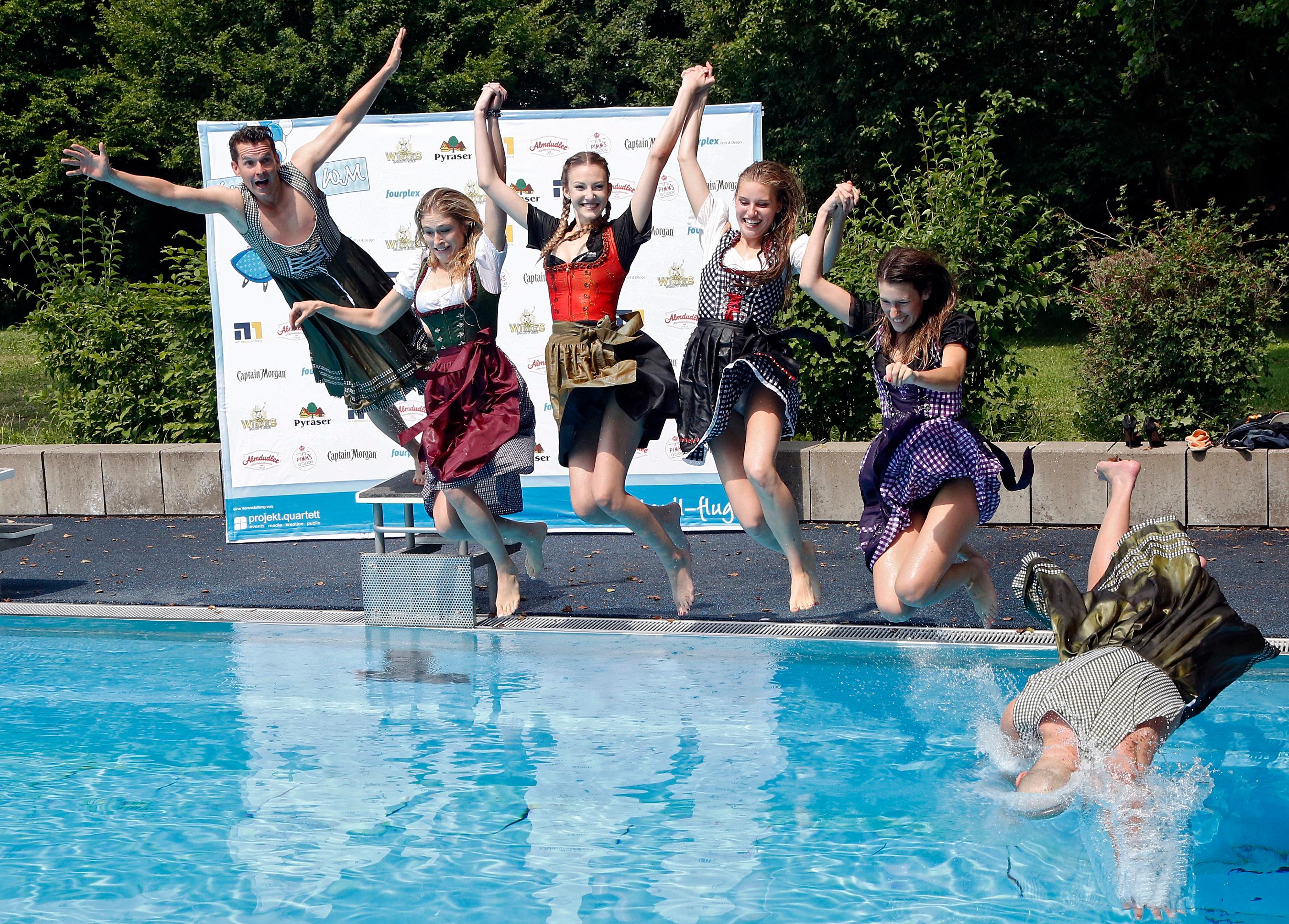 Ab ins Wasser! Dirndl-Flug-Weltmeisterschaft im Bayern07 - Nürnberg