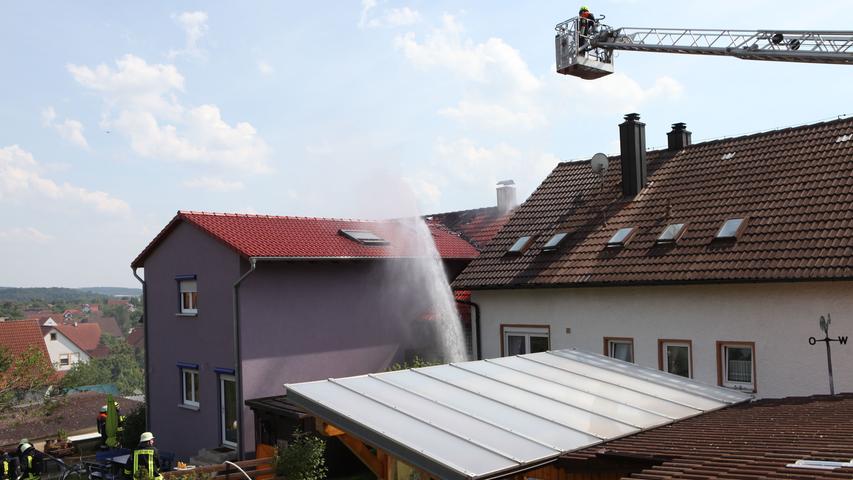 Feuer breitet sich von der Küche auf den Dachstuhl aus
