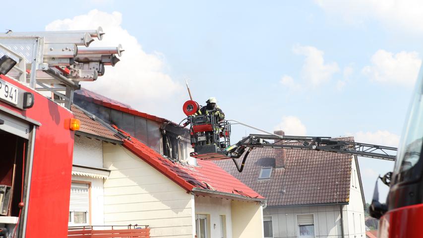 Feuer breitet sich von der Küche auf den Dachstuhl aus