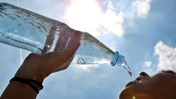 Die hohen Temperaturen treiben auch den Wasserverbrauch der Nürnberger in die Höhe. Der örtliche Versorger N-Ergie verzeichnete am Mittwoch mit 148.000 Kubikmetern einen Rekordwert.