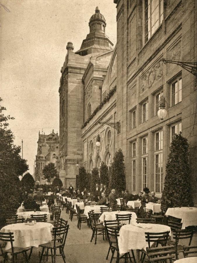 Links Grün, rechts Jugendstil – um 1908 ließ es sich bei Restaurateur Ernst Tonndorf auf der Terrasse des Kulturvereinsgebäudes gediegen schmausen.