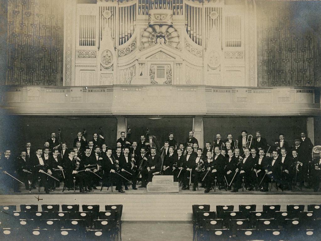 Orchester-Ensemble und Orgel im großen Saal. Familie Fuchs verschickte diese Karte zum Jahreswechsel 1909/1910 an die Schuldienerswitwe Bolz in Nördlingen.