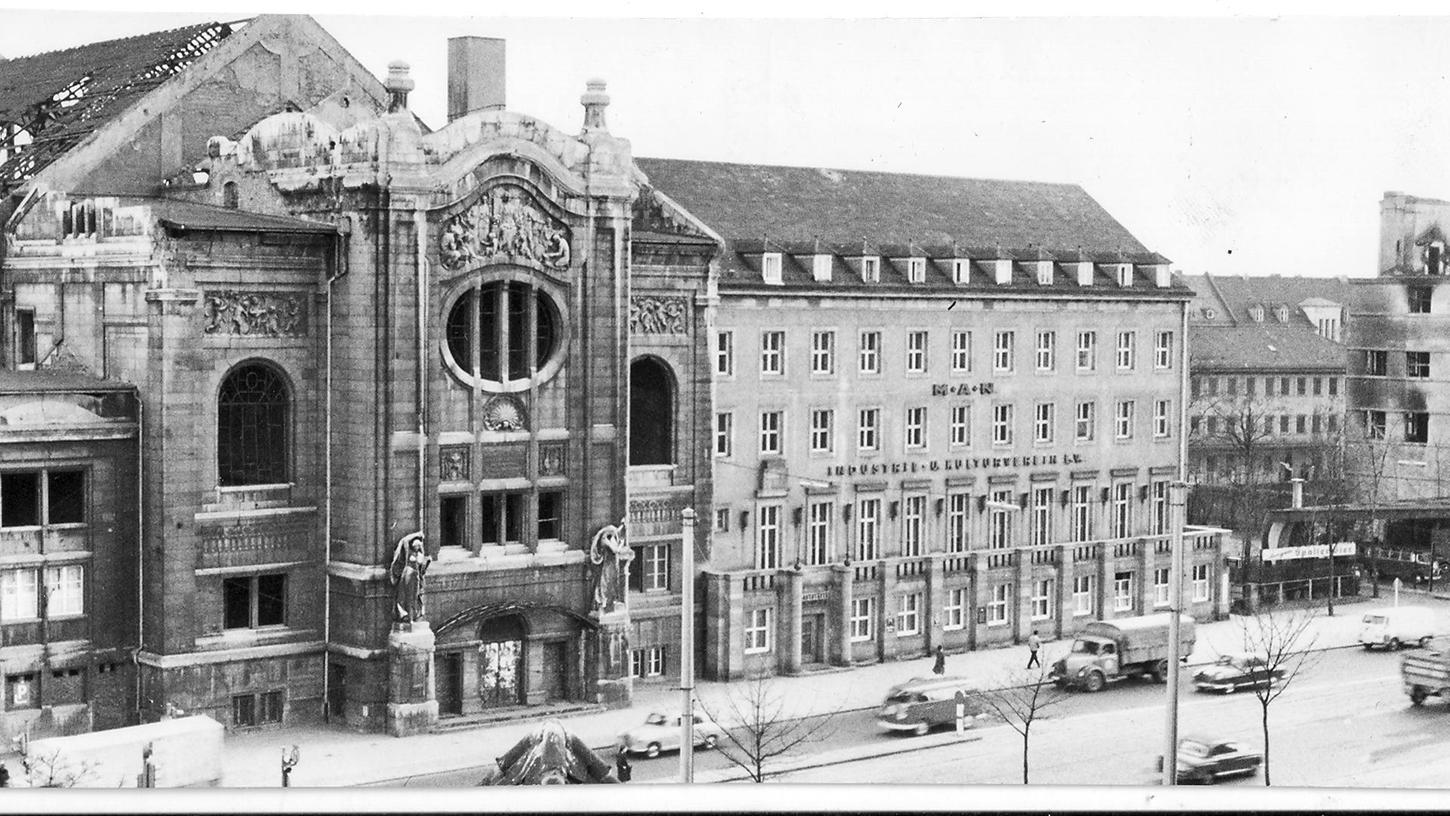 Das Kulturvereinsgebäude im Jahr 1962 neben dem ausgebrannten Ringkaufhaus (rechts).