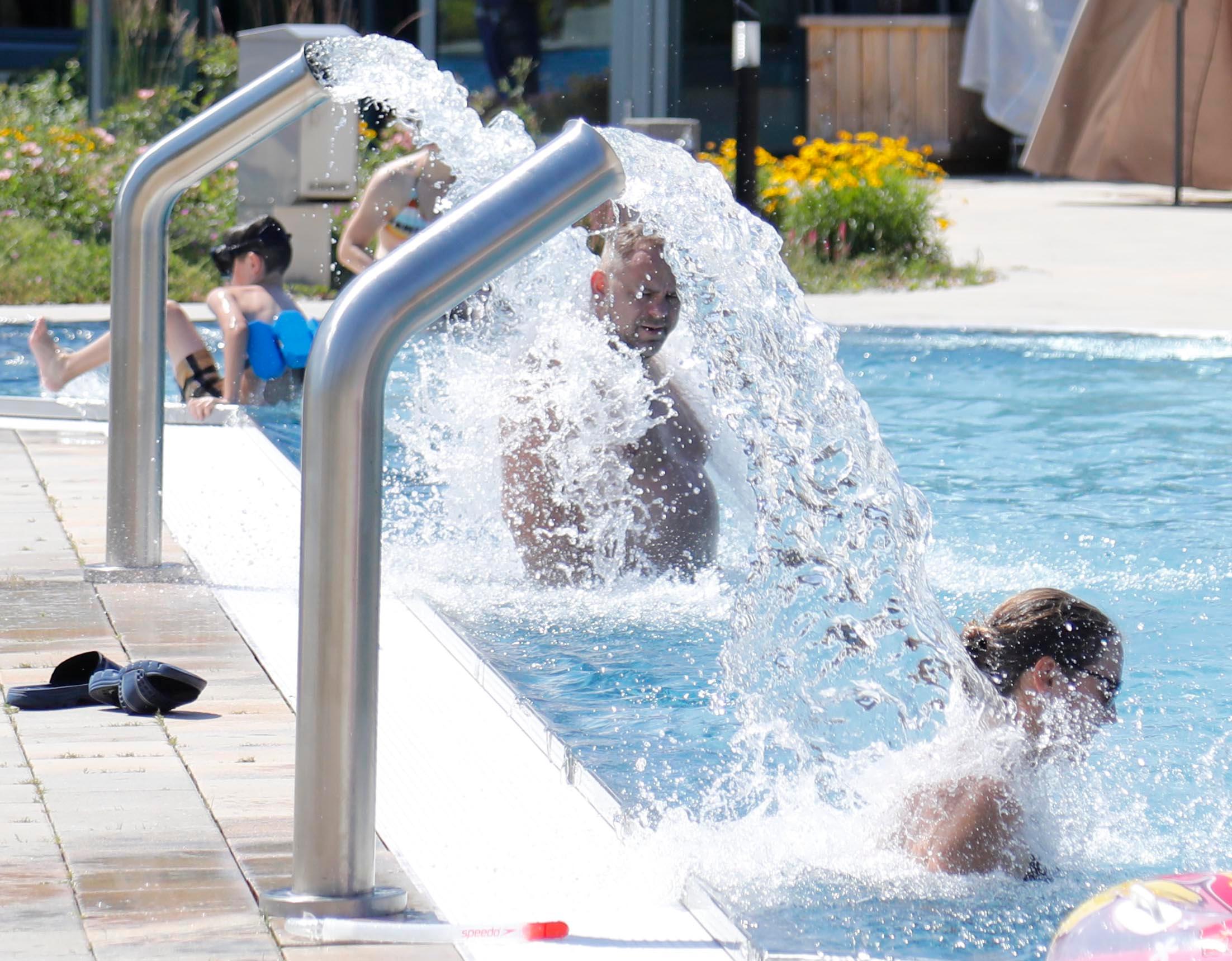 ...glücklicheren Menschen Erfrischung bringen.