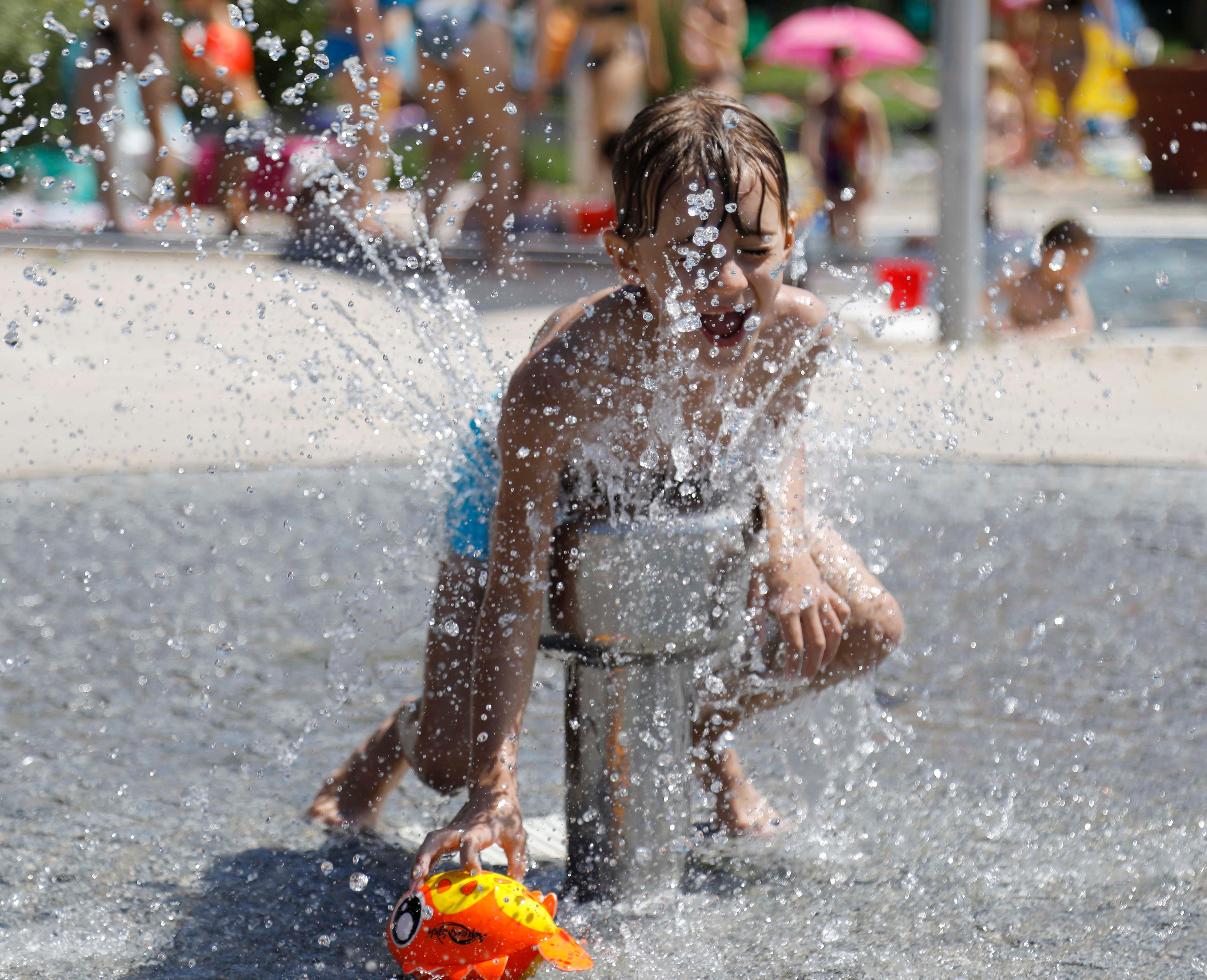 Kind müsste man sein, statt auf "erwachsen" zu machen - und im Büro zu schmoren. Die Impressionen unseres Fotografen aus dem Königsbad lassen uns fast die Wassertropfen und -strahlen spüren, die...