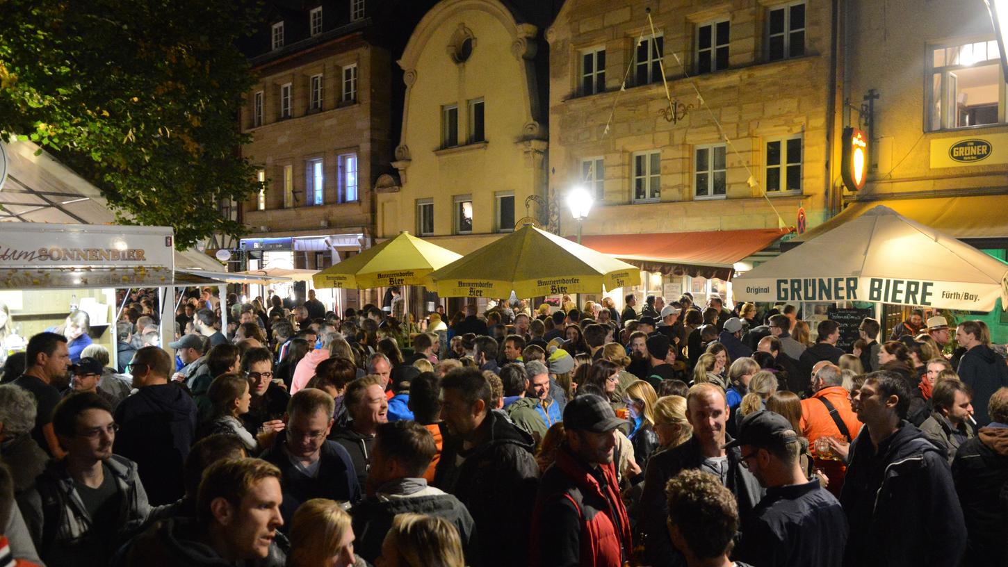 Zwei Hausbesitzer haben Eilantrag eingereicht: Vor einigen Kneipen in der Altstadt soll beim Grafflmarkt bereits um 22 statt 24 Uhr Schluss sein.