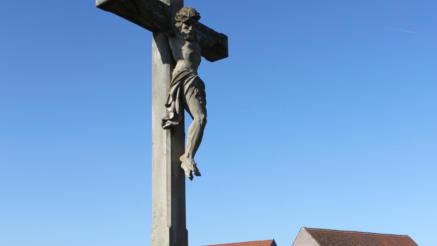Schnaid: Autokran versetzt Kreuz auf dem Friedhof 