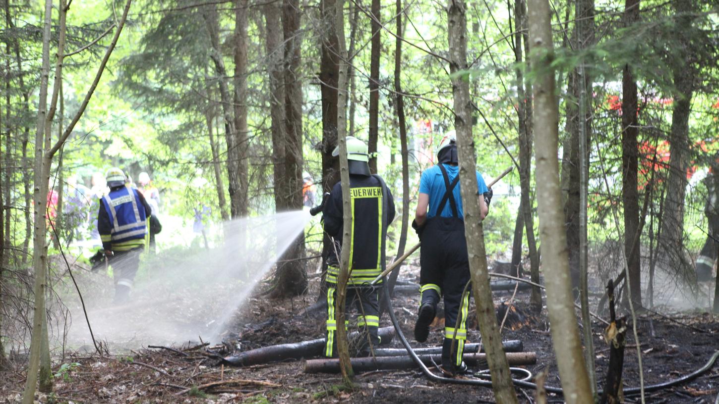 Mehrere Feuerwehren aus dem Ansbacher Landkreis rückten am Donnerstagabend nach Aurach aus - ein Jogger hatte in einem Waldstück Flammen entdeckt.